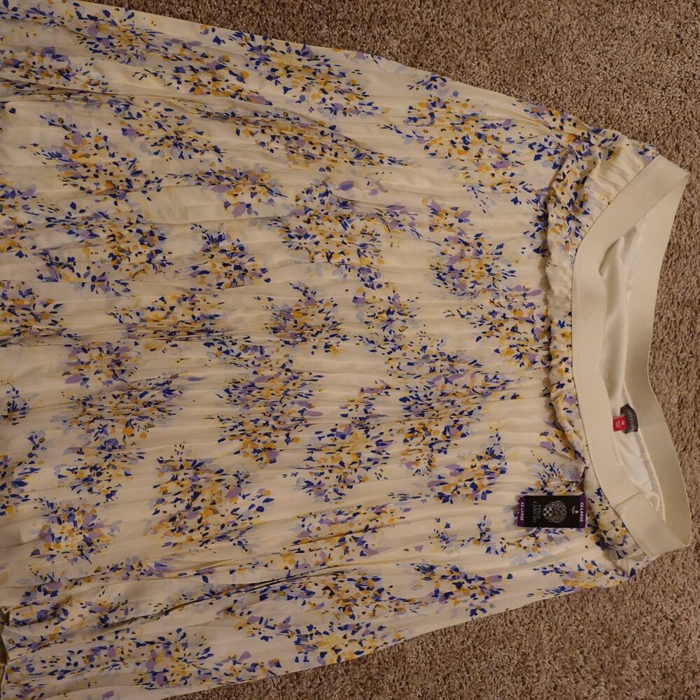 Super pretty woman's skirt from Vince Camuto. Size XXL